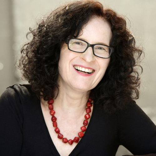 Dozentin mit Brille und braunen Locken