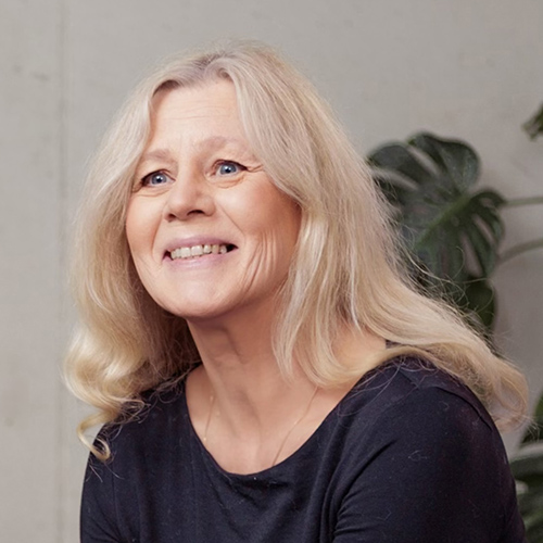 Dozentin mit blonden langen Haaren